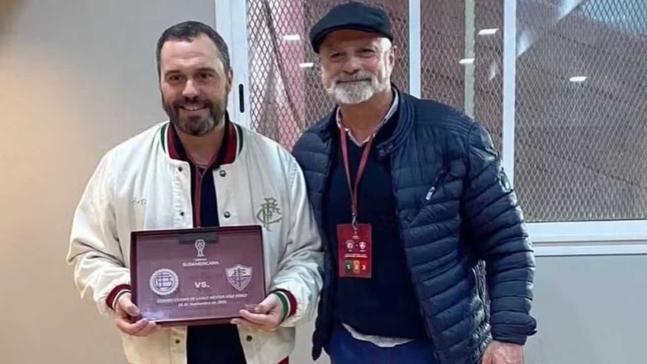 Se atrapalhou! Clube da Argentina confunde escudo do Fluminense com time do Acre e viraliza nas redes sociais