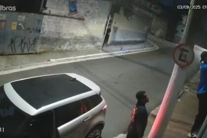 Atacante ex-São Paulo e Santos é flagrado chutando portão da casa da namorada e tenta quebrar câmeras de segurança
