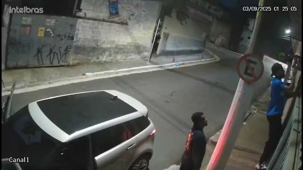 Atacante ex-São Paulo e Santos é flagrado chutando portão da casa da namorada e tenta quebrar câmeras de segurança