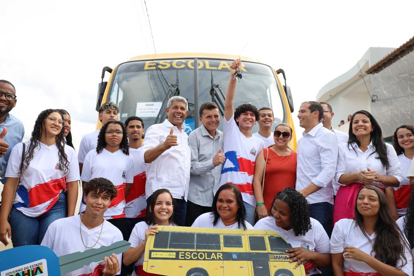 Governador entrega obras, equipamentos e assina pacote de obras para Adustina