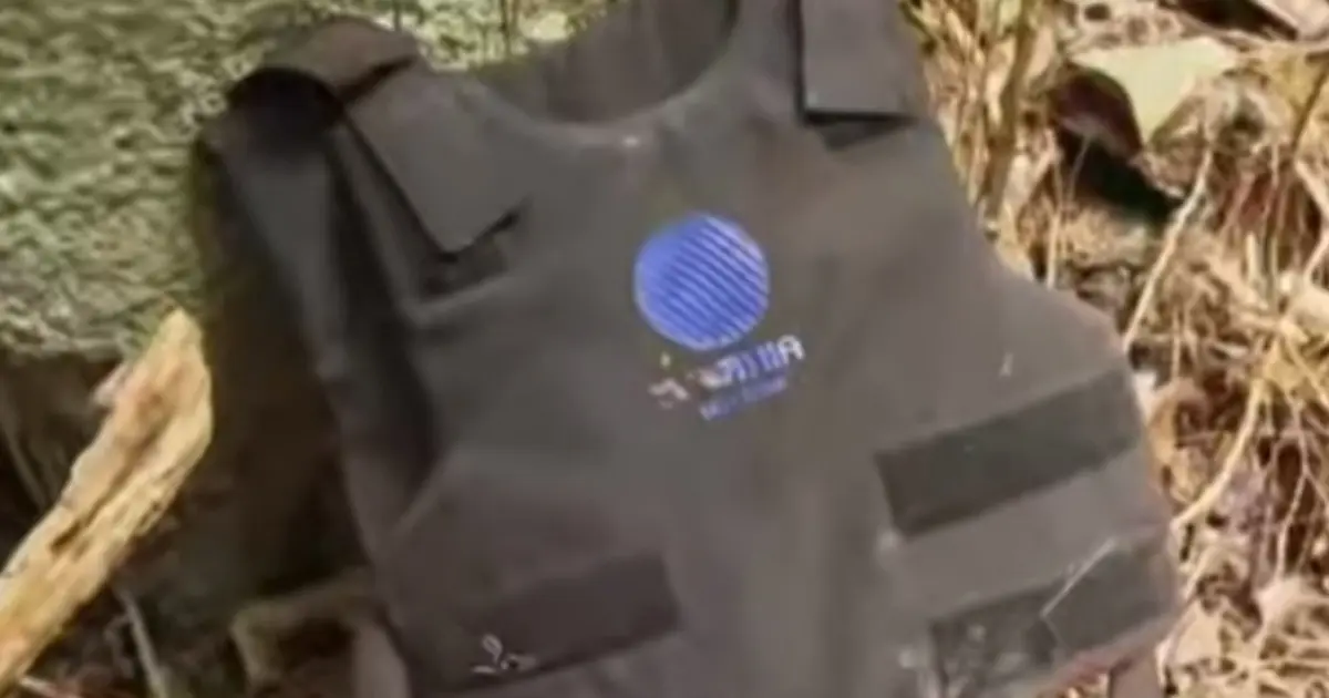 Polícia encontra colete balístico da TV Bahia em casarão de facção