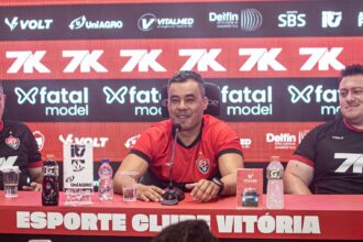 “Não sou o salvador da pátria”, diz Jair Ventura em apresentação no Vitória