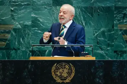 Lula critica sanções e diz que Brasil resiste na defesa da democracia