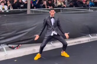 Luva de Pedreiro chega à Bola de Ouro com direito a comemoração de CR7 e agita multidão