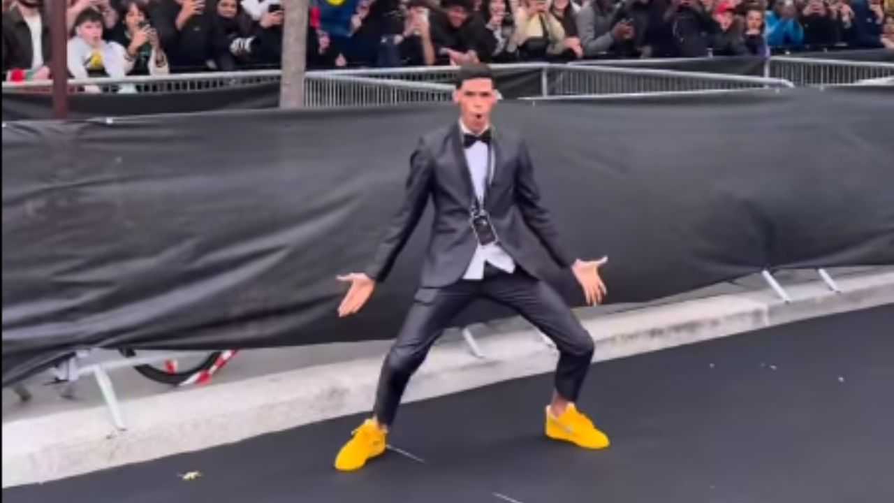 Luva de Pedreiro chega à Bola de Ouro com direito a comemoração de CR7 e agita multidão