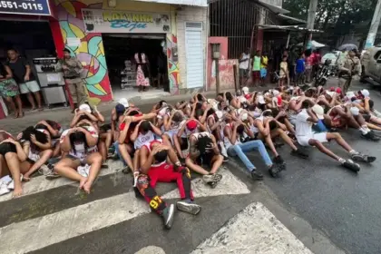 Mais de 40 torcedores do Vitória são presos após ataques com pedras e explosivos em Salvador
