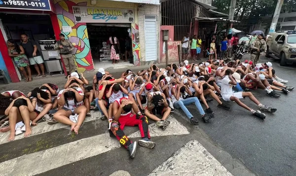 Mais de 40 torcedores do Vitória são presos após ataques com pedras e explosivos em Salvador