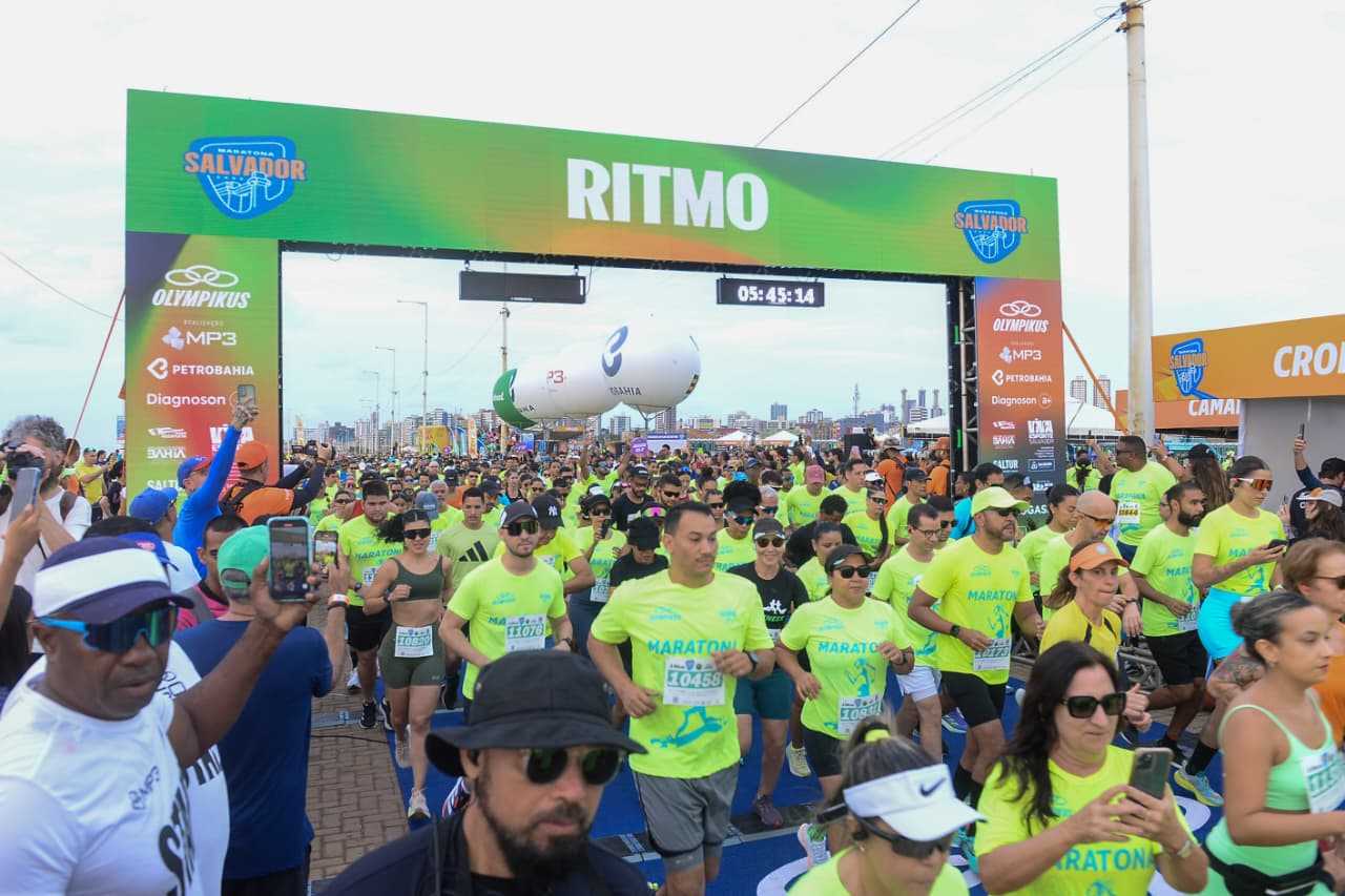 Primeiro dia da Maratona Salvador 2025 reúne milhares de corredores na Boca do Rio para provas de 5 km e 10 km