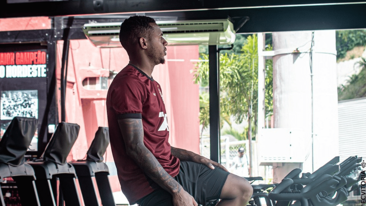 Meia é regularizado no BID e já pode jogar pelo Vitória