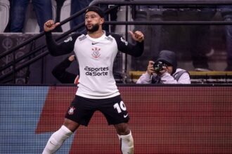 Memphis completa um ano no Corinthians e dispara: "Nunca duvidei da minha decisão"