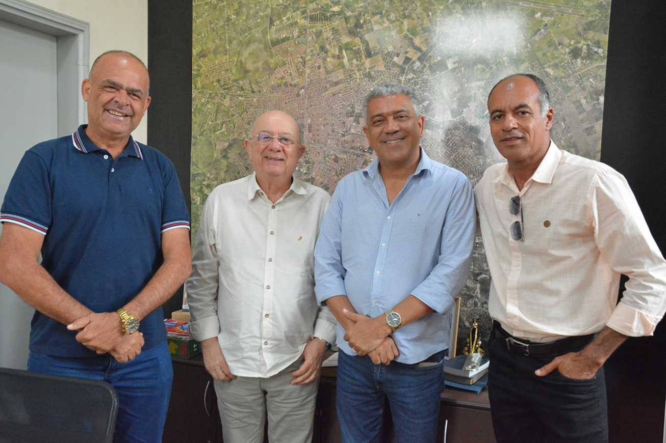 Prefeito José Ronaldo recebe gestores de Santa Bárbara para fortalecer parceria entre os municípios