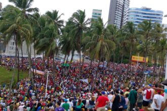 Manifestantes protestam contra PEC da Blindagem e projeto de anistia em Salvador