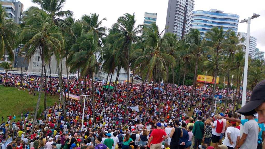 Manifestantes protestam contra PEC da Blindagem e projeto de anistia em Salvador