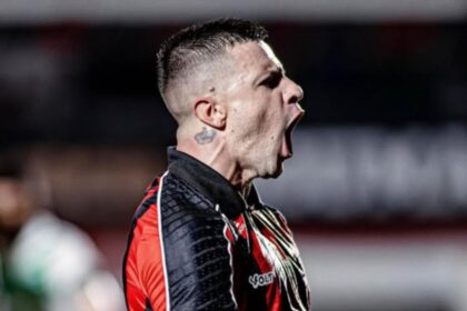 Atacante do Vitória, Renato Kayzer revela motivo de choro em jogo contra Atlético-MG: “ansiedade muito forte”