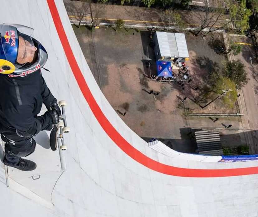 Skatista “Mineirinho” bate recorde mundial ao descer de rampa gigante