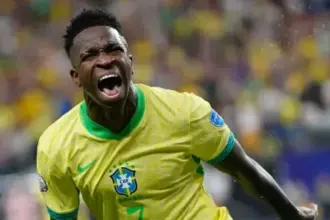 Vinícius Júnior fica fora do top 10 na Bola de Ouro 2025