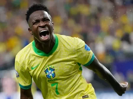 Vinícius Júnior fica fora do top 10 na Bola de Ouro 2025