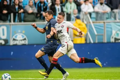 Vitória perde para o Grêmio na estreia de Jair Ventura e segue no Z-4