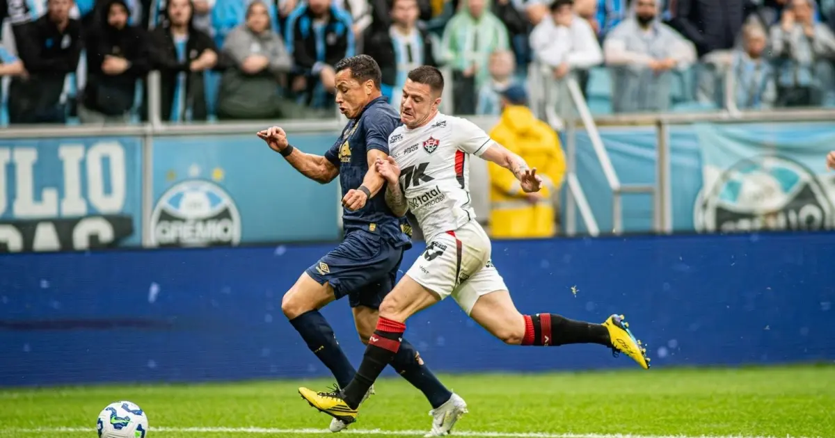 Vitória perde para o Grêmio na estreia de Jair Ventura e segue no Z-4