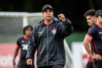 Vitória pode ganhar reforço duplo contra o Fortaleza; entenda