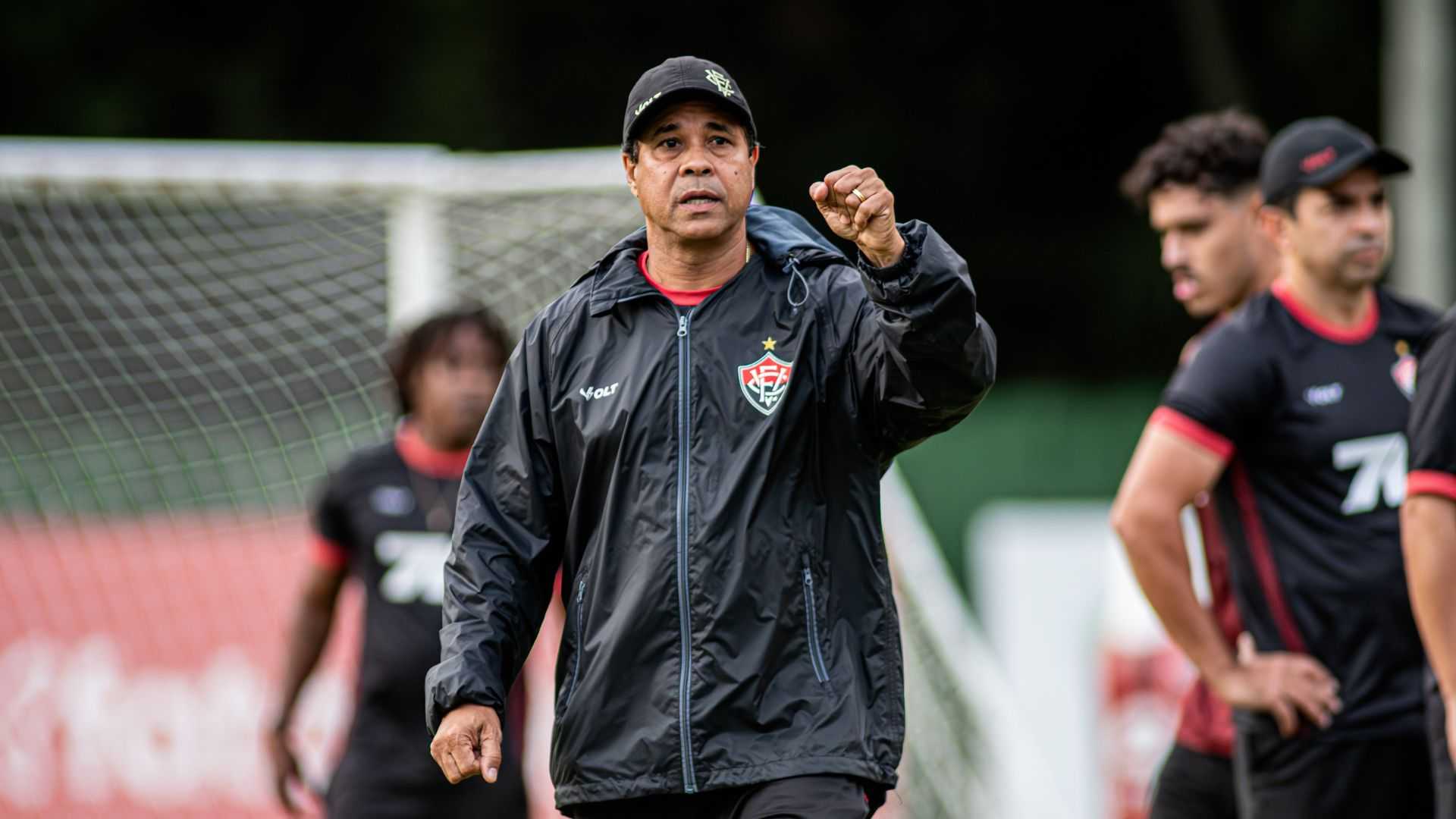 Vitória pode ganhar reforço duplo contra o Fortaleza; entenda