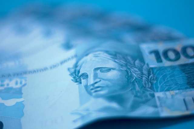 XP mantém previsões econômicas, mas destaca riscos fiscais e eleitorais