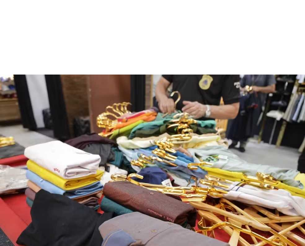 Polícia apreende milhares de roupas falsificadas em Salvador e Lauro