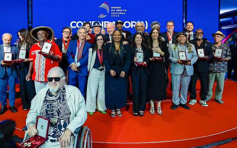 Lula homenageia Silvio Tendler por alertas sobre autoritarismo