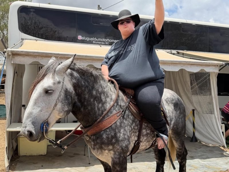 Transformação Impressionante: Influenciador Andando a Cavalo Após 115 kg a Menos!