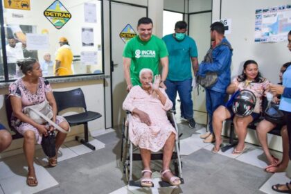 Assentada de 106 anos renova identidade em mutirão em Caroebe