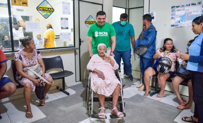 Assentada de 106 anos renova identidade em mutirão em Caroebe