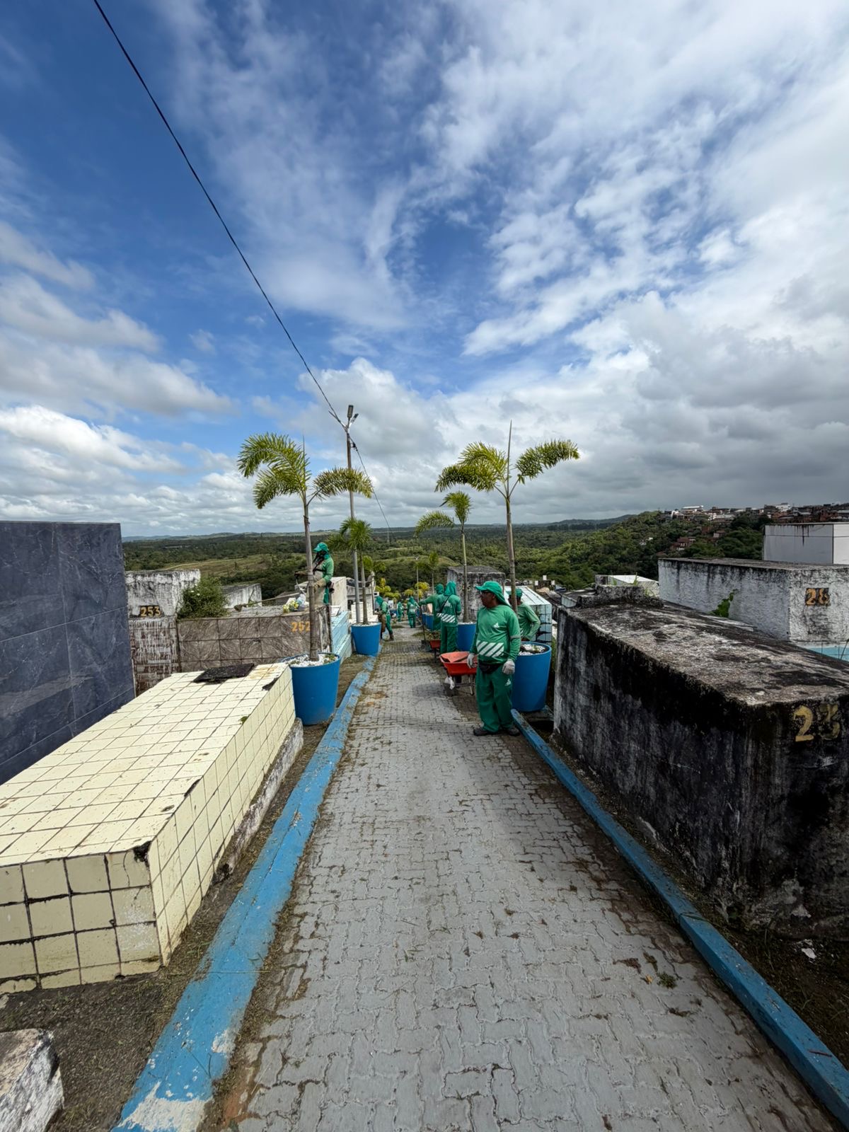 Candeias promove mutirão de limpeza em cemitérios para Dia de Finados