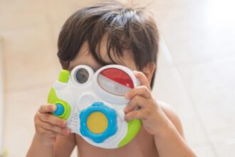 Brinquedos no Brasil apresentam altos níveis de toxinas: saiba mais sobre os riscos