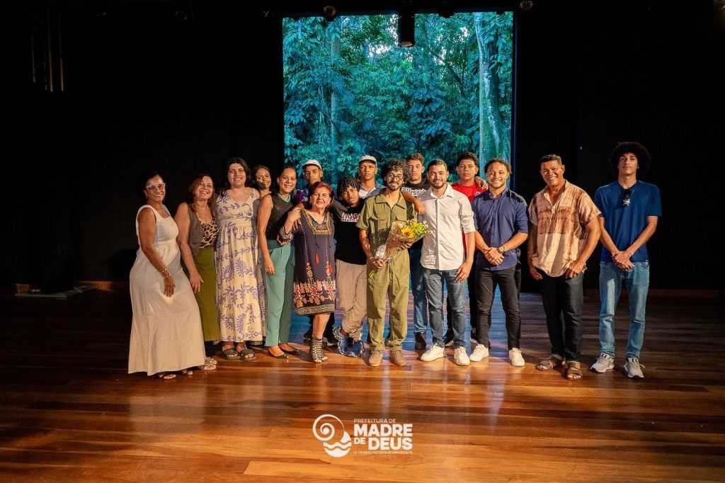 Estudantes do EJA de Madre de Deus participam de lançamento de livro na UFBA