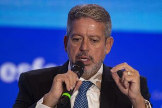 Arthur Lira vira alvo de bolsonaristas após aprovação unânime da isenção do Imposto de Renda