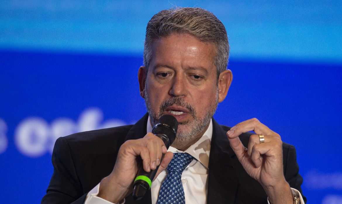 Arthur Lira vira alvo de bolsonaristas após aprovação unânime da isenção do Imposto de Renda