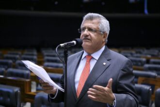 Bacelar cobra atualização da lei do piso nacional do magistério e denuncia descumprimento em cidades do Sul e Sudeste