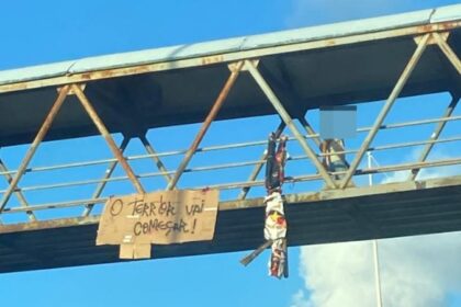 “O terror vai começar”: Bonecos representando torcida organizada do Vitória são pendurados na Paralela; PM é acionada