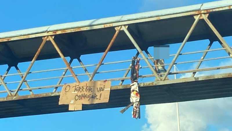 “O terror vai começar”: Bonecos representando torcida organizada do Vitória são pendurados na Paralela; PM é acionada
