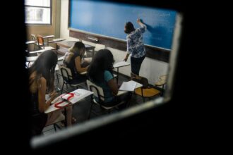 Câmara aprova piso salarial do magistério para professores temporários da educação básica