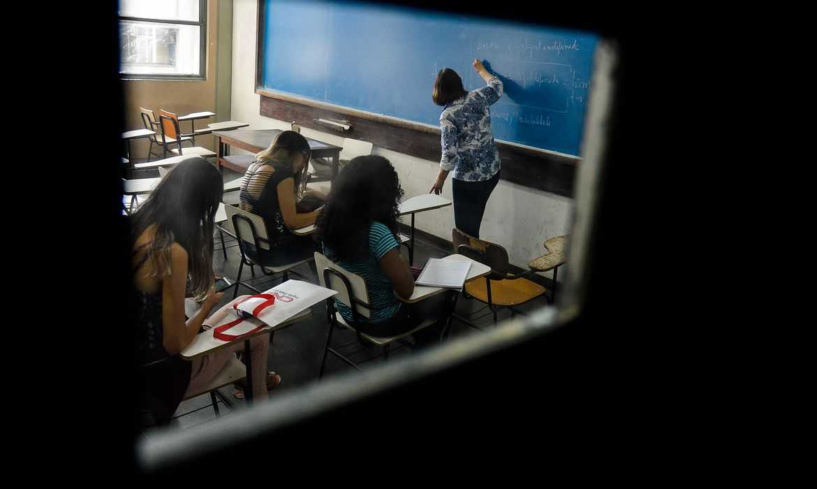 Câmara aprova piso salarial do magistério para professores temporários da educação básica
