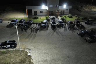 Polícia prende três e apreende menor por homicídio e tráfico de drogas