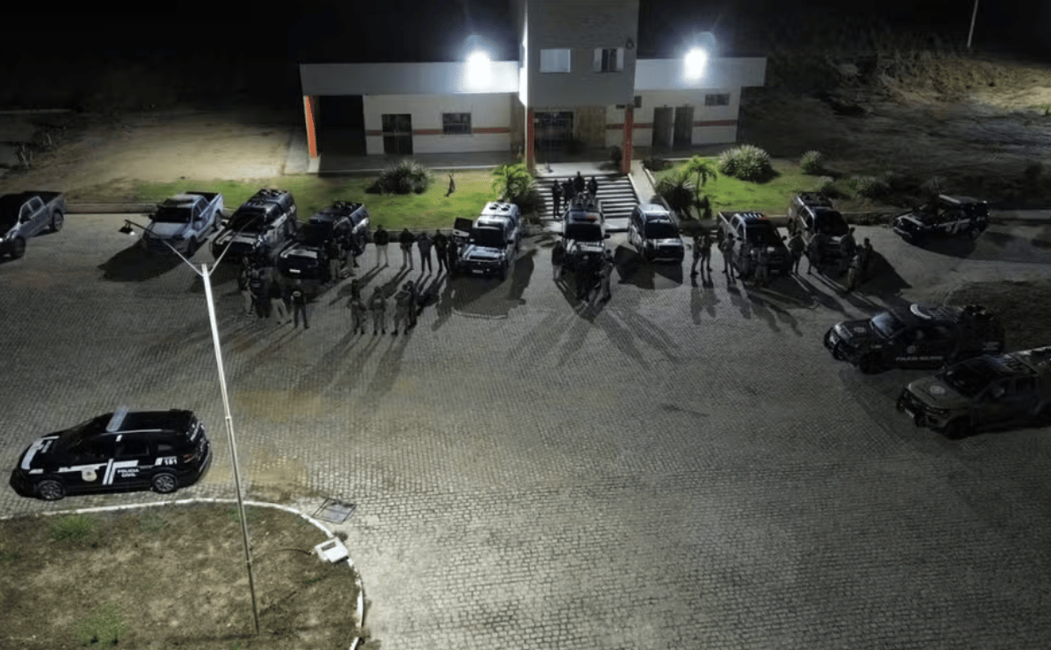 Polícia prende três e apreende menor por homicídio e tráfico de drogas