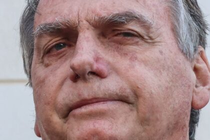 Defesa de Bolsonaro aguarda decisão do STF sobre início da pena de 27 anos de prisão