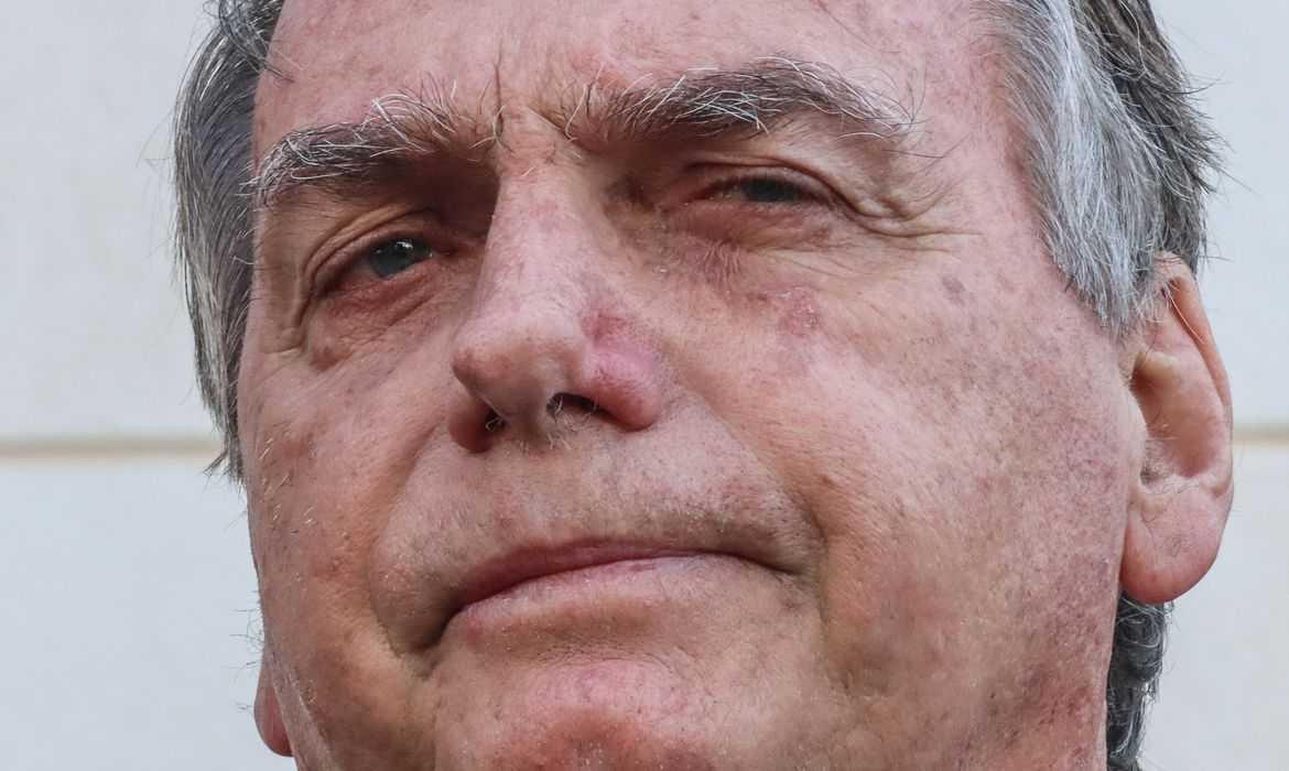 Defesa de Bolsonaro aguarda decisão do STF sobre início da pena de 27 anos de prisão