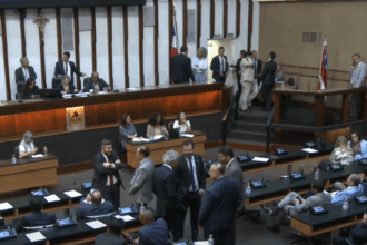 Dez deputados faltam à sessão que manteve prisão de Binho Galinha