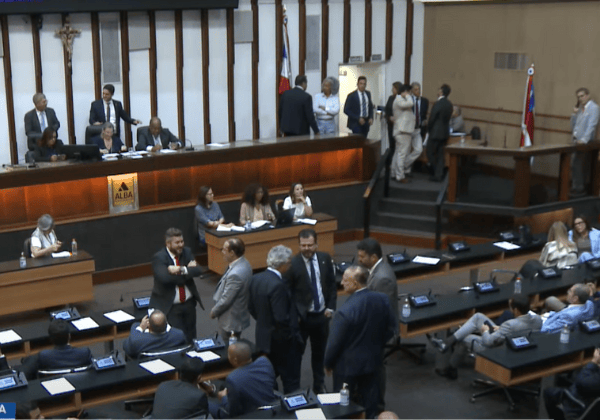 Dez deputados faltam à sessão que manteve prisão de Binho Galinha