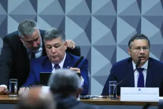 Ex-procurador do INSS não responde perguntas do relator na CPMI