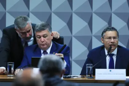 Ex-procurador do INSS não responde perguntas do relator na CPMI