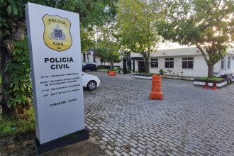 Homem preso com maconha e dinheiro em ação policial em Camaçari